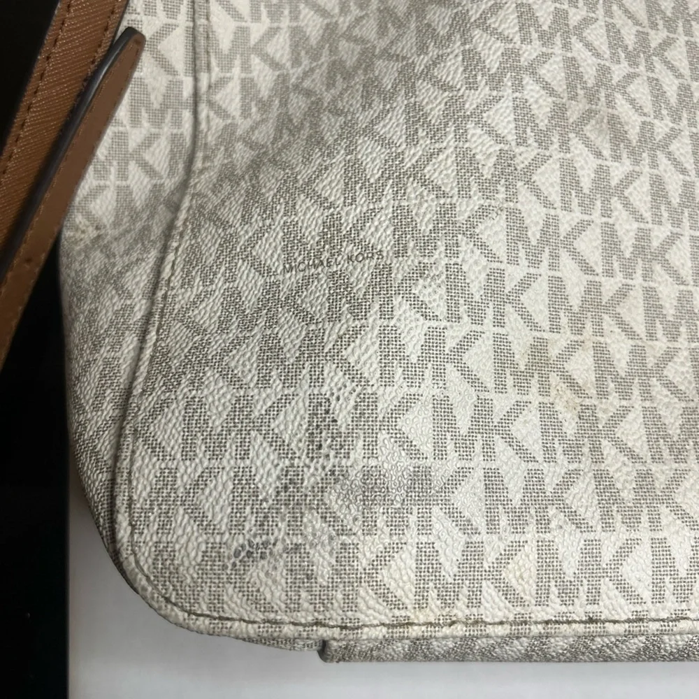 Michael Kors Jet Set Large Messenger Bag